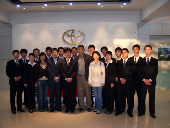 一汽丰田培训室曾庆玉室长来我校考察并与第一届F-SEP毕业生合影 